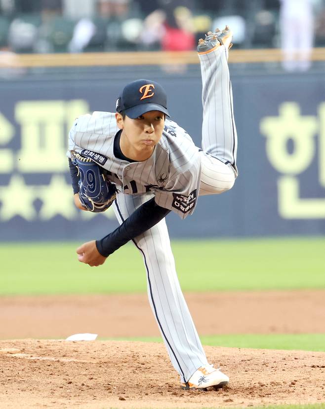 27일 오후 잠실야구장에서 열린 2025 프로야구 한화와 LG 경기. 한화 선발 황준서가 역투하고 있다. 잠실=정시종 기자 capa@edaily.co.kr /2025.05.27.