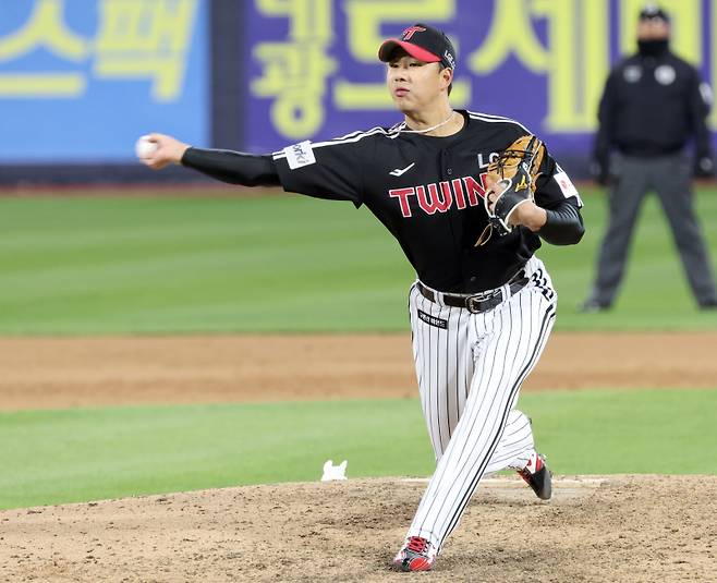 LG 트윈스와 kt위즈의 2023 KBO 한국시리즈 3차전 경기가 10일 오후 수원 KT위즈파크에서 열렸다. LG 투수 정우영이 5회 등판 역투하고 있다. 수원=정시종 기자 capa@edaily.co.kr /2023.11.10.