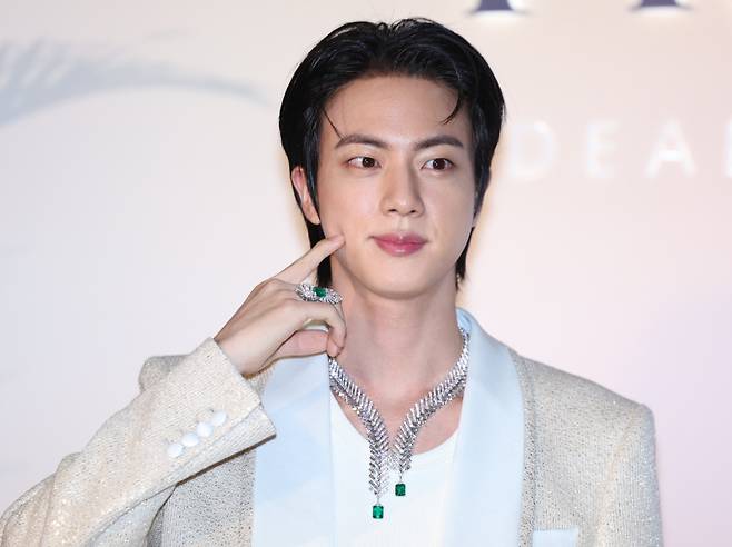 BTS 진 13일 오후 서울 강남구 조선팰리스에서 진행된 한 주얼리 이벤트 포토콜 행사에 참석해 포즈를 취하고 있다. 서병수 기자 qudtn@edaily.co.kr /2025.03.13/