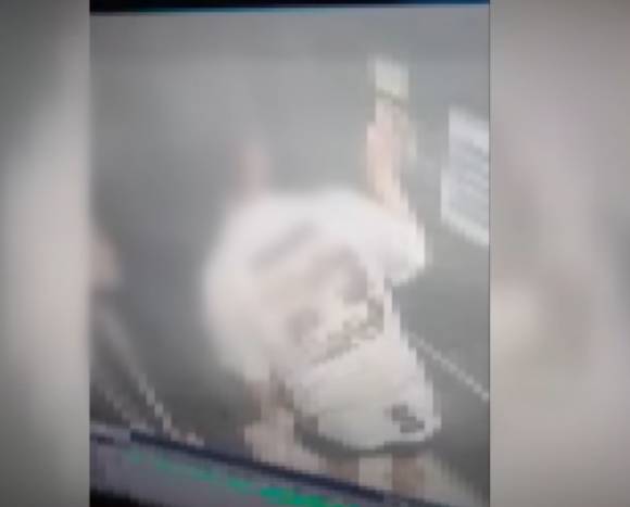 엘리베이터에 부착된 남탕과 여탕 표기 스티커를 뒤바꾸고 사라진 무리 때문에, 알몸 노출 피해를 보았다는 여성의 하소연이 전해졌다. 남탕과 여탕 표시를 바꿔놓는 남성의 모습. [사진=JTBC]