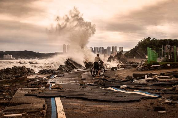 2022년 9월 6일 태풍 힌남노가 덮친 다음 날 아침, 경북 경주시 양남면. 마을 앞 바다로 난 해파랑길 아스팔트가 종이처럼 부서져 있었다. [사진=조은옥/기상청]