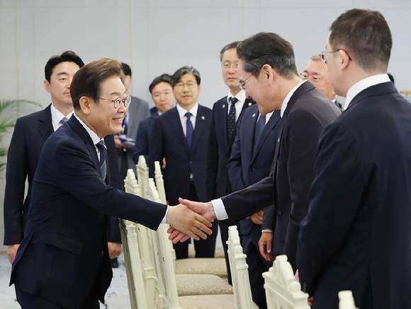 이재명 대통령이 13일 서울 용산 대통령실에서 열린 6경제단체·기업인 간담회에서 이재용 삼성전자 회장과 악수하고 있다. 2025.6.13 [사진=연합뉴스]