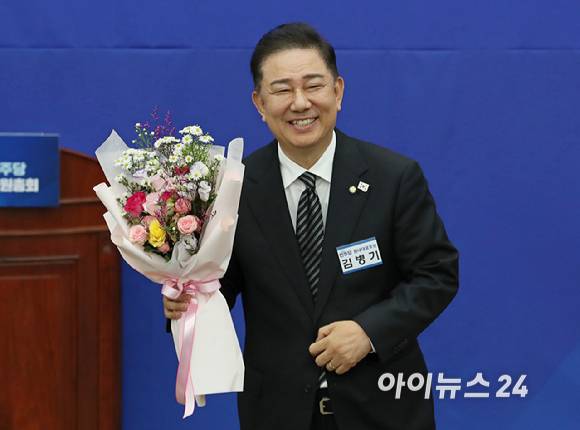 더불어민주당 김병기 신임 원내대표가 13일 오후 서울 여의도 국회에서 열린 제2기 원내대표 선출 의원총회에서 원내대표로 선출된 뒤 포즈를 취하고 있다. [사진=곽영래 기자]