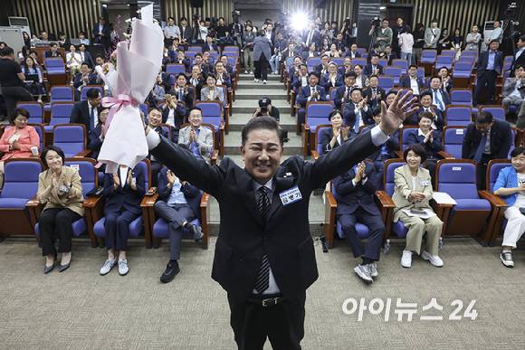 더불어민주당 김병기 신임 원내대표가 13일 오후 서울 여의도 국회에서 열린 제2기 원내대표 선출 의원총회에서 원내대표로 선출된 뒤 포즈를 취하고 있다. [사진=곽영래 기자]