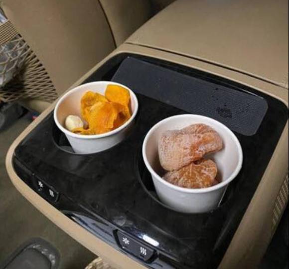 당시 이 후보가 먹었던 감말랭이와 곶감이 차 안에 놓여 있다. [사진=홍정민 페이스북]