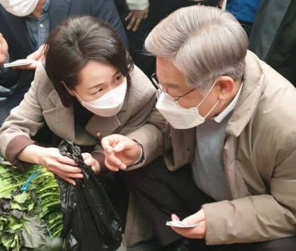 홍 전 의원이 당시 이 후보와 장을 보고 있다. [사진=홍정민 페이스북]