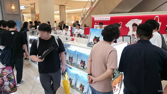 ▲ 체험존 너머 굿즈존은 이미 많은 모험가들이 쇼핑중입니다.