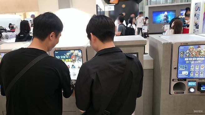 ▲ 건너편 대기열 라인에는 아크릴 스탠드 뽑기도 있었어요.