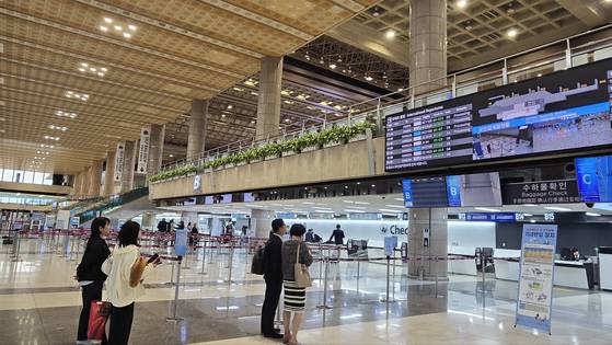 지난 2일 김포국제공항에서 여행객들이 국제선 여객기 출발 시간표를 보고 있다. 노유림 기자