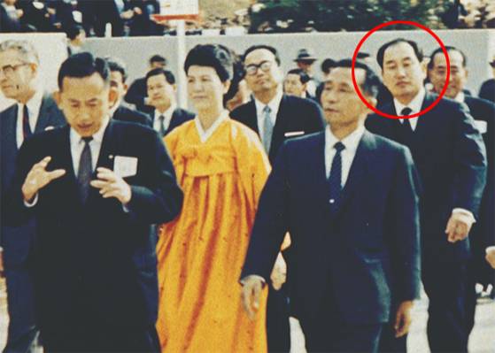 1969년 KAIST 준공식에 참석한 박정희 대통령(맨 앞 오른쪽)과 신동식 당시 경제수석(빨간 원). [중앙포토]