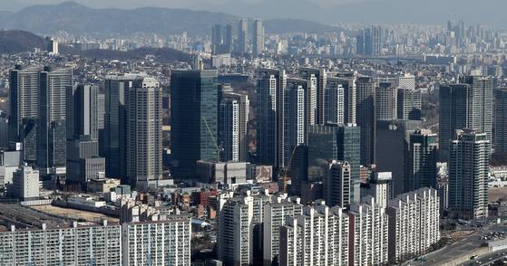 서울 영등포구 여의도 63빌딩 전망대에서 바라본 용산구 일대 오피스빌딩 모습. 뉴스1
