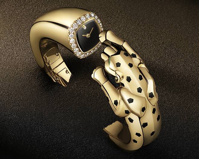 뱅글 형태로 시계와 주얼리의 경계를 허문 팬더 주얼리 워치. 사진 까르띠에