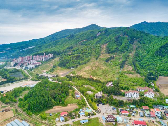 ▲ 한 때 최고의 스키장으로 유명했던 고성알프스스키장이 융복합 리뉴얼의 손길을 기다리고 있다. 사진은 진부령에 위치한 알프스스키장 전경.