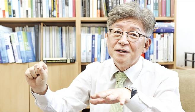 강성진 고려대 교수(차기 한국경제학회장)가 12일 서울 안암동 고려대 연구실에서 한국경제신문과 인터뷰하고 있다. 강 교수는 새 정부의 정책 방향과 관련해 “정부가 지분을 갖는 ‘K엔비디아’ 방식보다는 잘하는 민간 기업을 더 지원하는 방식이 효과적일 것”이라고 말했다.   /임형택 기자