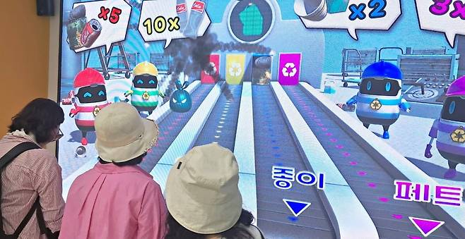 수원시 주민대표단이 평택시 오썸플렉스 상부에 조성된 어린이 놀이시설을 체험하고 있다.