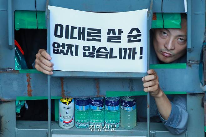 유최안 금속노조 거제·통영·고성 조선하청지회 부지회장이 2022년 7월 19일 경남 거제 대우조선해양 옥포조선소에서 농성을 하고 있다. 그는 건조 중인 원유 운반선 내부에 1㎥ 철제 구조물을 만들고 스스로를 가뒀다. 이준헌 기자