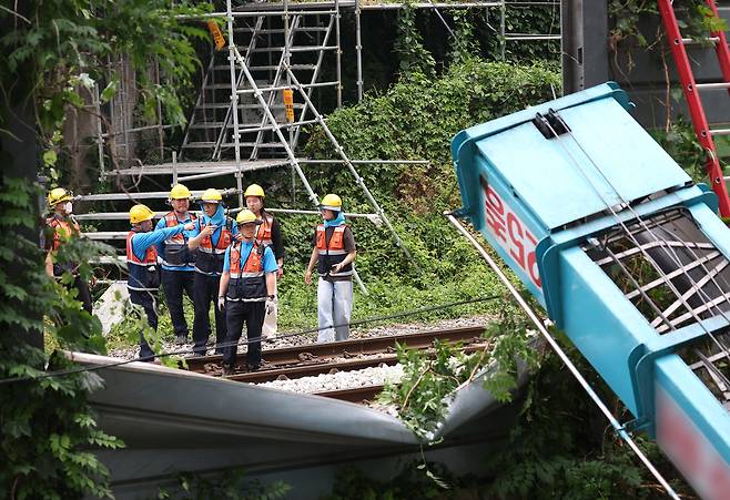 13일 서울 서대문구 경의중앙선 가좌역∼신촌역 구간 선로 위로 사다리차가 넘어져 관계자들이 복구 작업을 하고 있다. 연합뉴스
