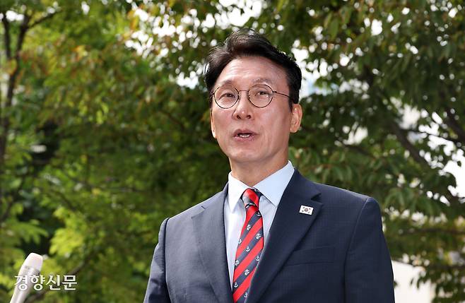 김민석 국무총리 후보자가 13일 서울 종로구 통의동 금융감독연수원에 마련된 청문회 준비단 사무실로 출근하며 기자들의 질문에 답하고 있다. 권도현 기자