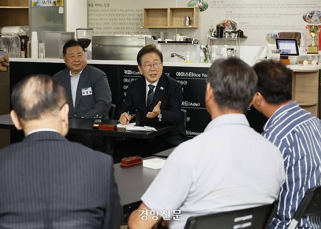 이재명 대통령이 13일 경기도 파주시 장단면 행정복지센터에서 열린 접경지 주민들과의 간담회에서 모두발언을 하고 있다. 대통령실사진기자단