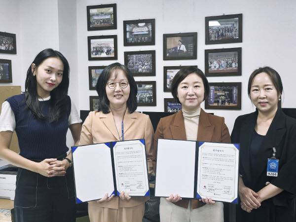 한국여성의정 경기정치학교(교장 김현아)와 크라타협회(회장 염청하)간 업무협약식이 열렸다. 왼쪽부터 크라타협회 윤정민 강사, 김현아교장, 염청하회장, 백성희 숭실대교수
