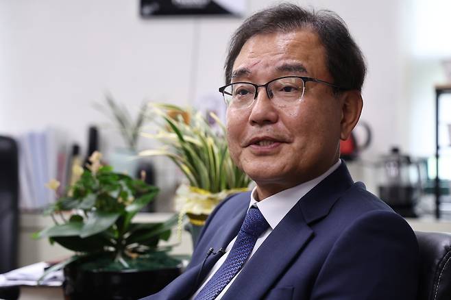 Special prosecutor Lee Myeong-hyeon speaks with reporters at his office in Seocho-gu, southern Seoul, Friday. (Yonhap)