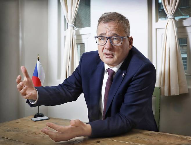 Czech Ambassador to Seoul Ivan Jancarek speaks in an interview with the Korea JoongAng Daily on April 22. [PARK SANG-MOON]