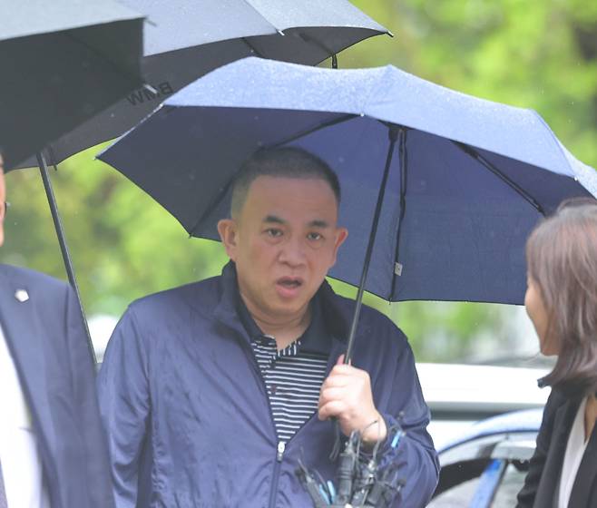 지난해 정치자금법 위반 혐의로 구속됐다가 최근 보석으로 풀려난 ‘정치 브로커’ 명태균씨가 지난 4월 22일 경남 창원시 창원지방법원에서 열린 공판에 출석하고 있다. 연합뉴스