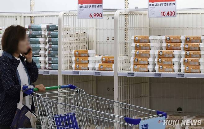 최근 계란 가격이 고공행진 중인 가운데 한동안 계란의 가격 안정세를 기대하기는 어려울 전망이다. 계란의 경우 정부와 산란계협회가 가격 인상 원인을 서로 떠밀고 있다. 특히 올 여름 폭염과, 관련법에 따라 산란계 사육 면적이 넓어질 경우 계란 가격의 구조적 인상은 불가피할 전망이다.