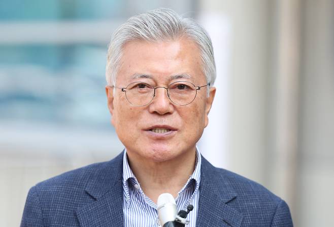 &nbsp;문재인 전 대통령이 21대 대선 사전투표 첫날인 지난달 29일 오전 경남 양산시 하북면 주민자치센터에 마련된 사전투표소에서 투표 후 취재진과 인터뷰하고 있다. 연합뉴스