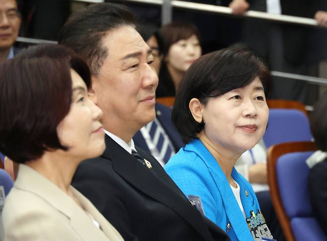 더불어민주당 원내대표 경선에 출마한 김병기 의원과 서영교 의원이 13일 국회에서 열린 원내대표 선출 의원총회에 참석해 박찬대 당 대표 직무대행 겸 원내대표의 발언을 듣고 있다. 연합뉴스