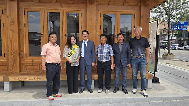 김희태 목사(왼쪽 세 번째) 부부와 버스킹 전도에 참가한 남성 성도들이 함께했다.