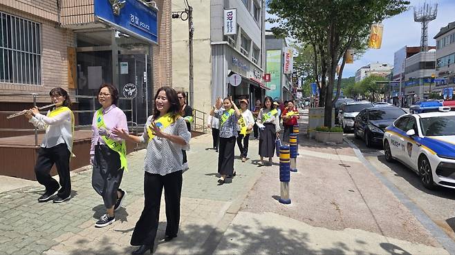 12일 전도단원들이 충남 부여 백강문화관 인근 거리를 돌며 복음성가 ‘예수 믿으세요’를 부르며 이동하고 있다.