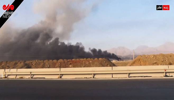 이스라엘 공격으로 이란 나탄즈 핵 시설에서 연기가 피어오르는 모습. AFP연합뉴스