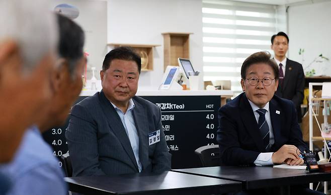 이재명 대통령이 13일 경기도 파주시 장단면 행정복지센터에서 김경일 파주시장과 함께 접경지 주민 간담회를 하고 있다. 대통령통신사진기자단