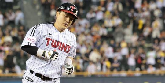 연장전 솔로 홈런 친 LG 박동원. 사진[연합뉴스]