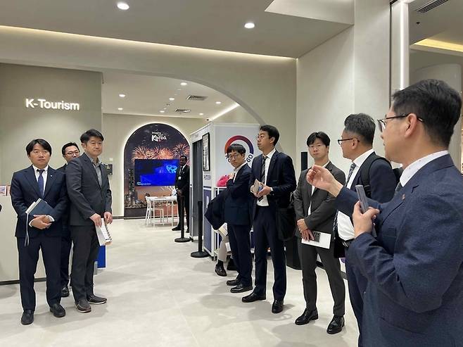 한국 기업인들과 정부 관계자들이 지난 4일 ‘UAE 원전, 에너지, 건설플랜트 진출 세미나 직후 두바이에 위치한 한류 복합전시공간 ‘코리아360’ 전시관을 구경하고 있다.