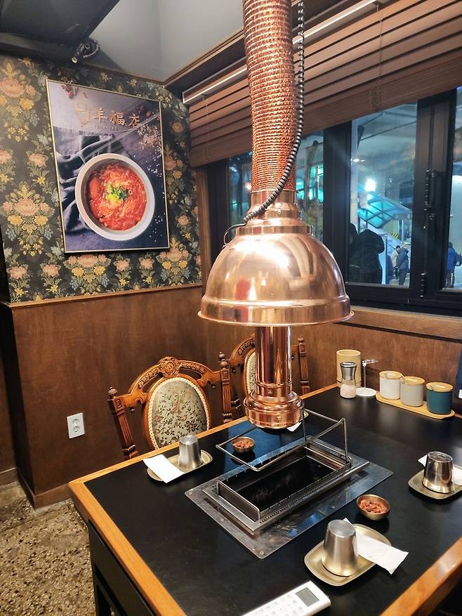 숯불 양고기 전문점 ‘양복점’ 내부 전경. <부자비즈>