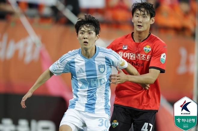 강원 FC 주전 수비수 신민하(사진 오른쪽). 사진=한국프로축구연맹