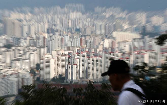 (서울=뉴스1) 오대일 기자 = 전국 아파트 경매 진행건수가 3000건을 넘은 가운데, 수도권과 비수도권 경매 시장의 양극화도 심화하고 있는 것으로 나타났다. 서울 아파트 경매 낙찰가율은 95%를 넘겼지만, 미분양이 많은 대구의 경우 80%대로 3개월 만에 겨우 내림세가 멈췄다.  9일 경·공매 데이터 전문기업 지지옥션의 ‘2024년 8월 경매동향보고서’에 따르면 전국 아파트 경매 진행건수는 3168건으로 두 달 연속 월 3000건을 넘겼다. 낙찰률은 전월(37.2%) 대비 5.6%포인트(p) 상승한 42.8%를 기록했고, 낙찰가율은 86.2%로 전달(87.3%) 보다 1.1%p 떨어졌다.  사진은 이날 오후 서울 중구 남산에서 바라본 서울시내 아파트 밀집지역 모습. 2024.9.9/뉴스1  Copyright (C) 뉴스1. All rights reserved. 무단 전재 및 재배포,  AI학습 이용 금지. /사진=(서울=뉴스1) 오대일 기자