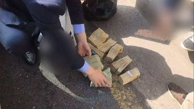 경찰이 압수한 현금다발. /사진=구로경찰서