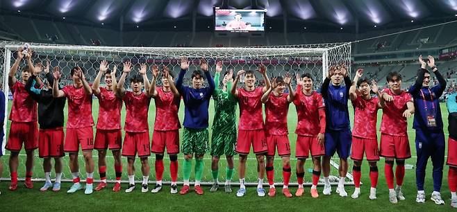 대한민국 축구 대표팀 전력이 2026 국제축구연맹(FIFA) 북중미 월드컵 본선 진출국과 FIFA 랭킹 상위 10위 팀 등 총 21개 팀을 대상으로 한 '월드컵 파워 랭킹'에서 13위 전력이라는 분석이 나왔다./사진=뉴스1