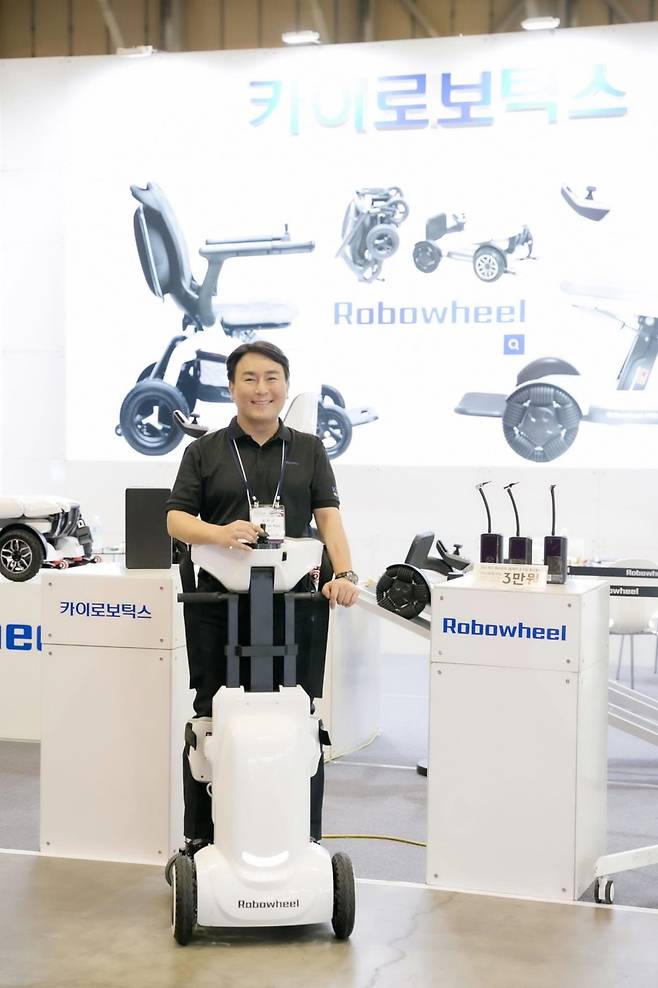 스마트 보조공학기기 '로보휠(RoboWheel)'과 유지곤 카이로보틱스 대표/사진제공=카이로보틱스