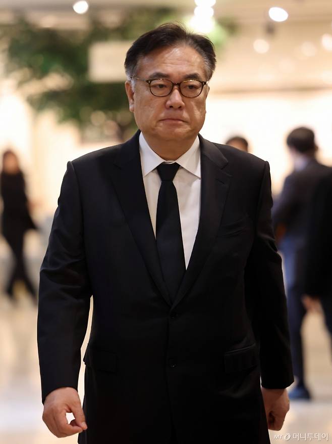 [부산=뉴시스] 하경민 기자 = 정진석 대통령 비서실장이 2일 부산 해운대구 해운대백병원 장례식장에 마련된 고(故) 장제원 전 국회의원의 빈소를 조문하기 위해 이동하고 있다. 2025.04.02. yulnetphoto@newsis.com /사진=하경민