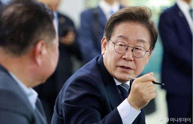 [파주=뉴시스] 고범준 기자 = 이재명 대통령이 13일 경기도 파주시 장단면 행정복지센터에서 열린 주민 간담회에서 발언하고 있다. 2025.06.13. bjko@newsis.com /사진=고범준