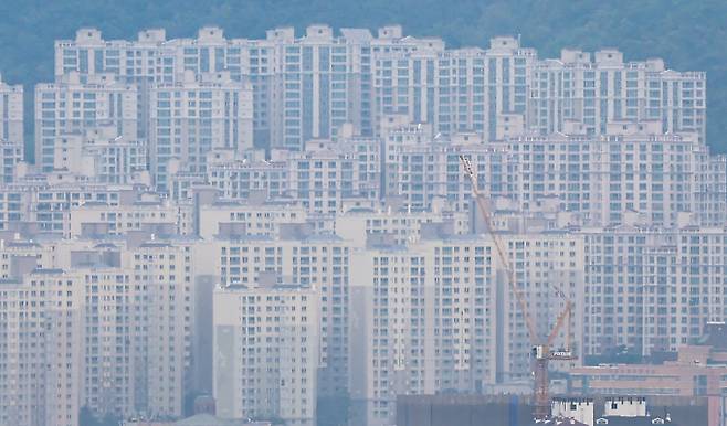 13일 오후 대통령실 주재로 부동산 긴급 점검회의가 개최될 예정이다. 사진은 13일 서울 시내 아파트의 모습. /사진=뉴스1