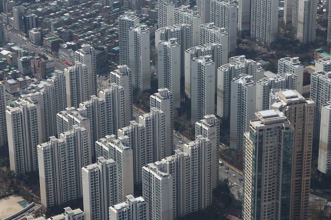 정부가 이틀 연속 부동산 점검 회의를 진행 중인 가운데 토지거래허가구역(토허구역) 확대 지정 등 규제 강화 가능성에 시장의 긴장감이 고조되고 있다. 사진은 서울 송파구 롯데월드타워 서울스카이에서 바라본 아파트 밀집 지역. /사진=뉴시스