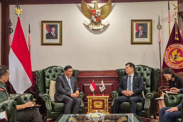 석종건 방위사업청장과 샤프리 삼수딘 인도네시아 국방장관이 최근 인도네시아 자카르타에서 만나 대화를 나누고 있다.