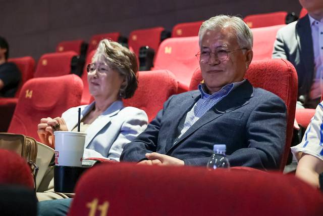 문재인 전 대통령과 김정숙 여사가 지난달 31일 부산에서 열린 영화 ‘바다호랑이’ 상영회에 참석했다고 배급사 영화로운형제가 2일 밝혔다. 사진은 상영회에 참석한 문 전 대통령 부부. 연합뉴스