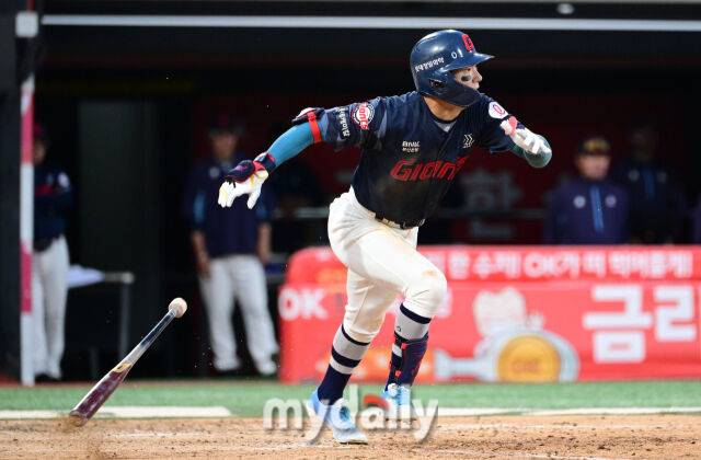 2025년 6월 11일 오후 경기도 수원시 KT위즈파크에서 '2025 신한 SOL뱅크 KBO 리그' 롯데 자이언츠와 KT위즈의 경기가 열렸다. 롯데 장두성이 7회초 선두타자로 나와 타격한 뒤 뛰고 있다./마이데일