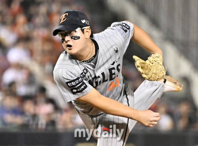 28일 오후 서울 잠실야구장에서 진행된 '2025 프로야구 KBO리그' LG트윈스와 한화이글스의 경기. 한화 김서현이 역투하고 있다./마이데일리